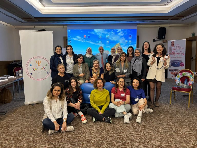 Ebelere Yönelik Suda Doğum Eğitimi